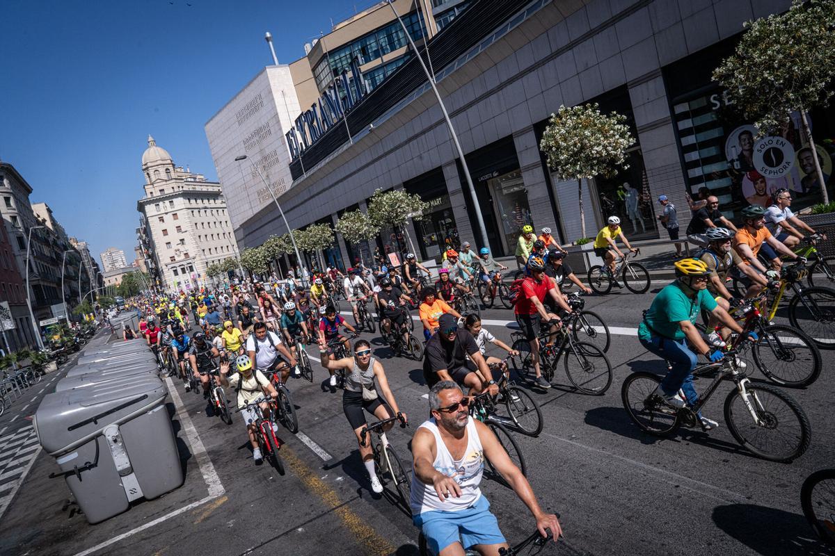 Nueva edición de la Festa de la Bici y la Bicicletada en Barcelona, con el paseo de Lluís Companys convertido, un año más, en punto de encuentro para familias y aficionados al mundo del ciclismo de todas las edades. Un evento que este año ha atraído a cientos de personas y que ha contado con un aliciente añadido: la cuenta atrás hacia la salida del Tour de Francia 2026 desde la capital catalana. Nueva edición de la Festa de la Bici y la Bicicletada en Barcelona, con el paseo de Lluís Companys convertido, un año más, en punto de encuentro para familias y aficionados al mundo del ciclismo de todas las edades. Un evento que este año ha atraído a cientos de personas y que ha contado con un aliciente añadido: la cuenta atrás hacia la salida del Tour de Francia 2026 desde la capital catalana.