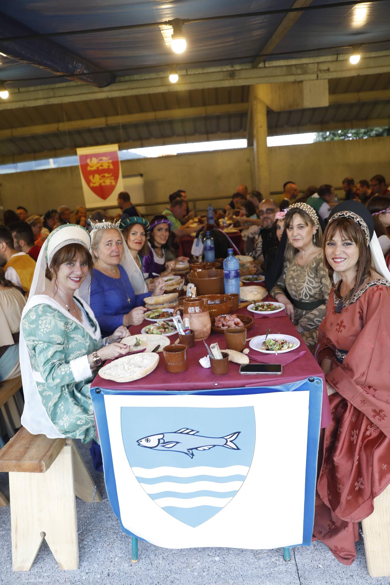 Exconxuraos hasta la bandera: espectacular noche en Llanera, con la gran cena medieval y la fiesta del fuego