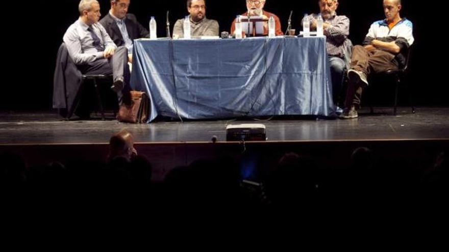 Luis Gregorio Martín, José César Vila, Manuel Antonio Huerta Nuño, Celso Peyroux, Javier Fernández y Juan García, ayer, durante el acto celebrado en el teatro Casino. | miki lópez