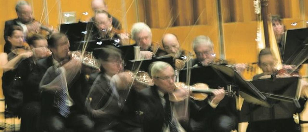 La sección de cuerda de la Orquesta Sinfónica del Principado, en uno de sus conciertos.