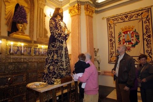 Besapie del Cristo de Medinaceli en Cartagena