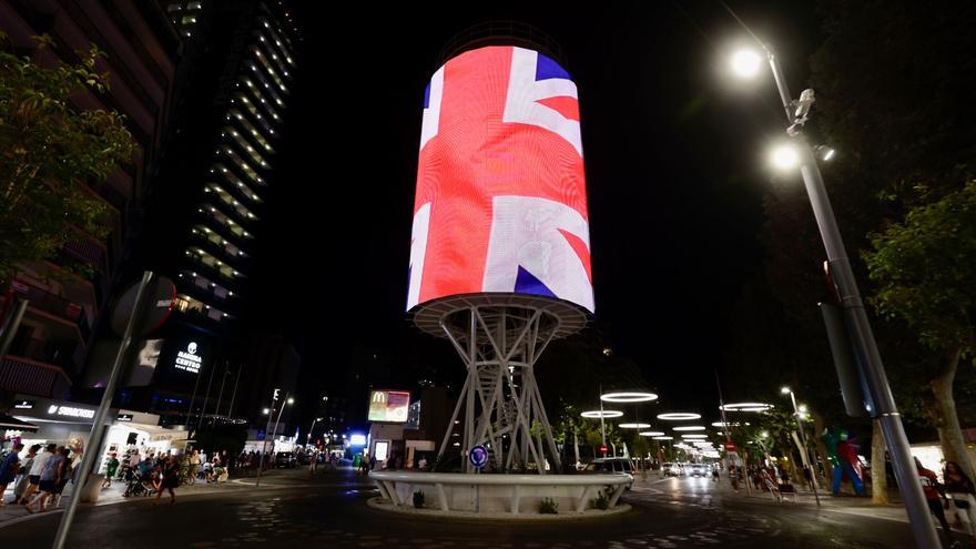 El tecnohito de Benidorm luce la bandera británica y un mensaje de condolencias por la muerte de la Reina