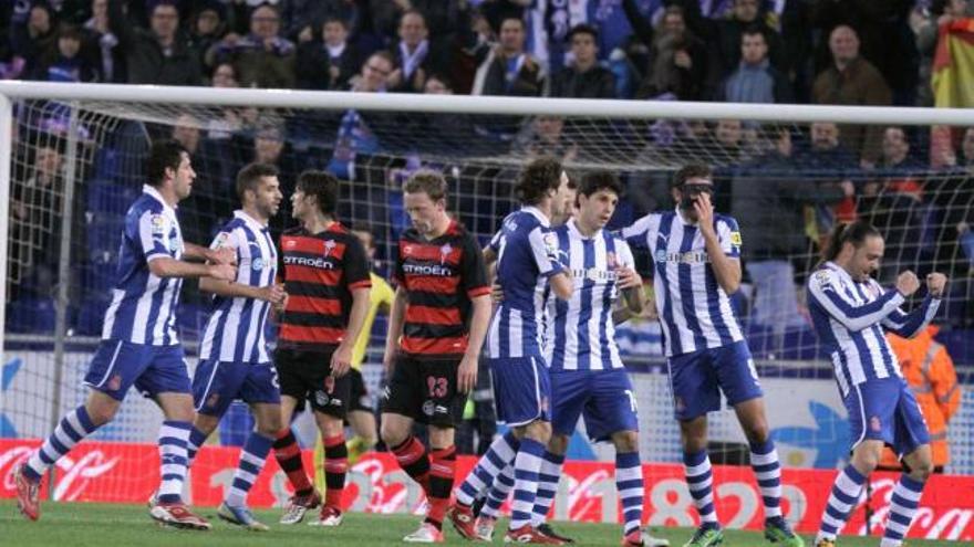 Sergio García celebra con sus compañeros el gol del triunfo ante el gesto abatido de Khron-Delhi. // LOF