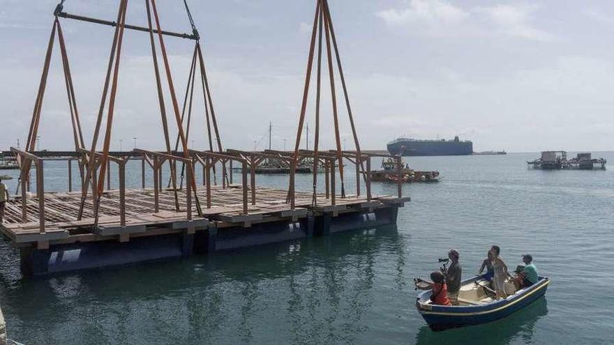 La batea experimental para el cultivo de ostra construida a partir del &quot;formex&quot;. // Idifor