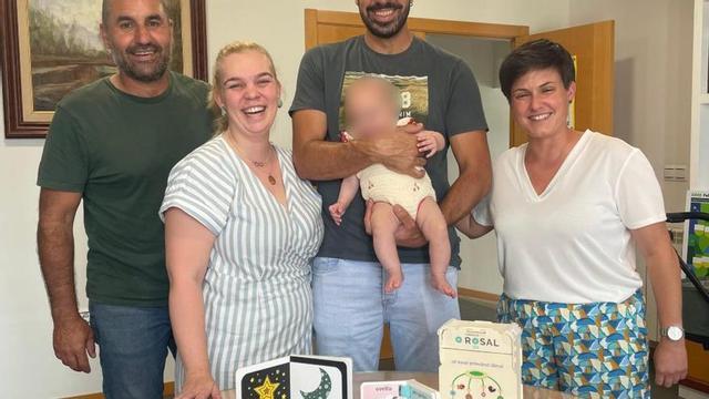 Belén e asúa familia recibindo o agasallo.   | // D.P.