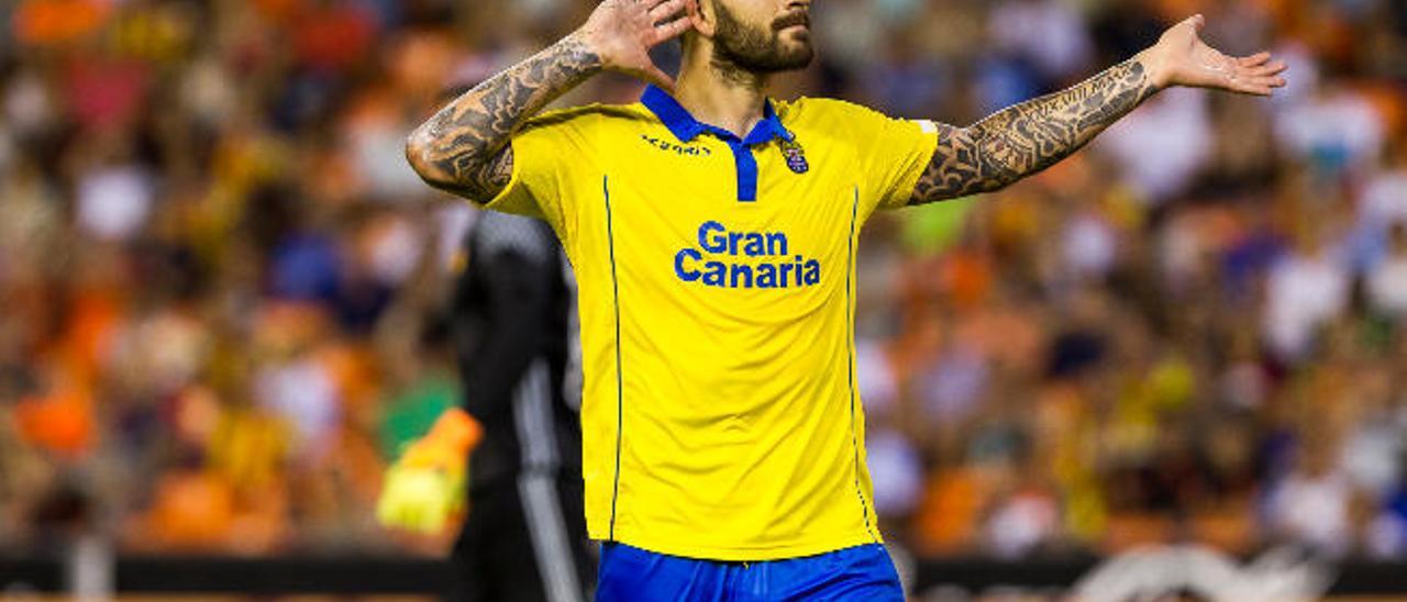 El delantero croata Marko Livaja celebra su primer gol encarándose con la grada de Mestalla.