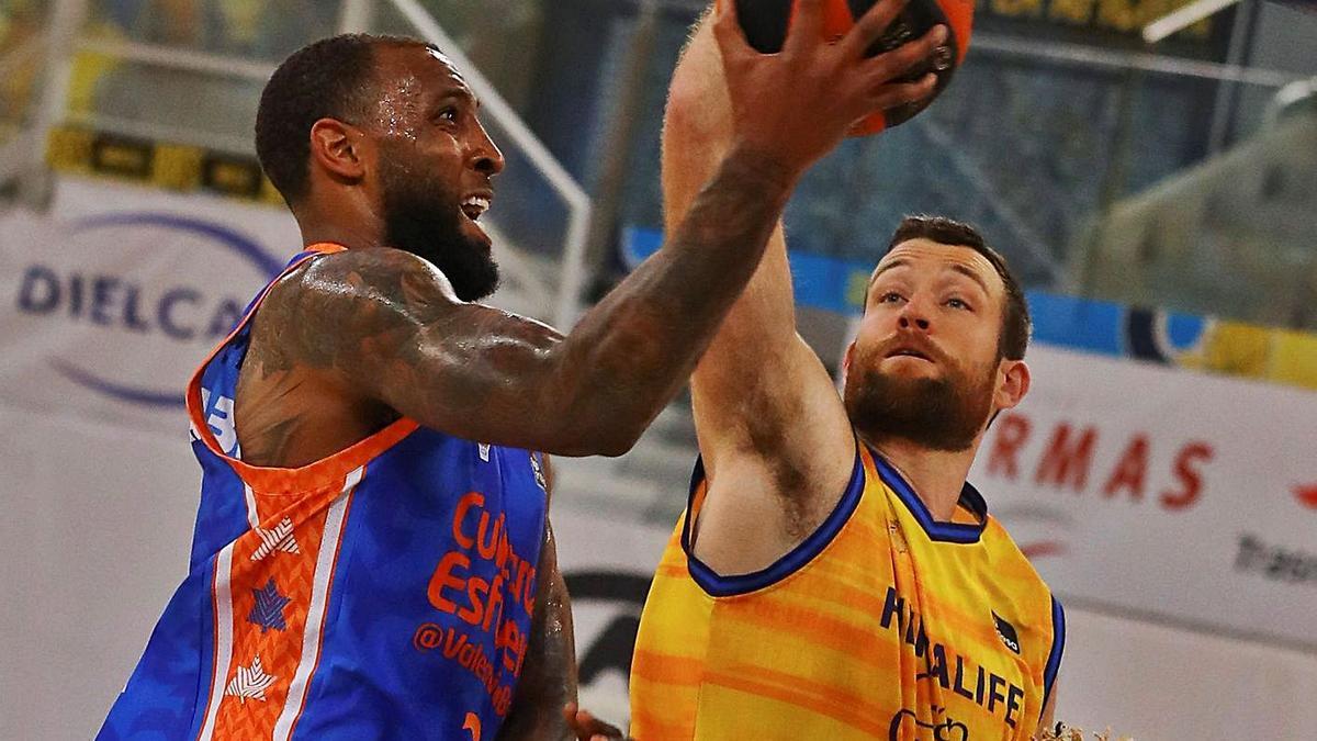 Derrick Williams entra a canasta ante Costelo y Diop.  | ELVIRA URQUIJO