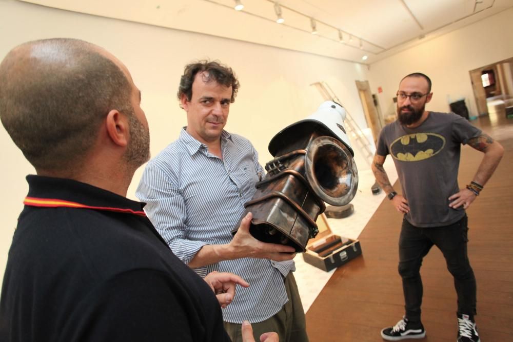 Montaje de la exposición de instrumentos musicales de Les Luthiers