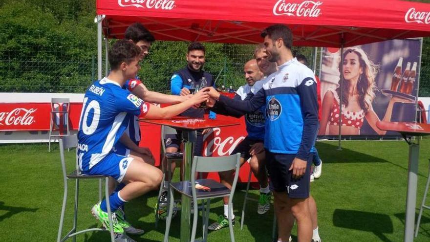 Dos jóvenes aficionados se entrenan con el equipo blanquiazul