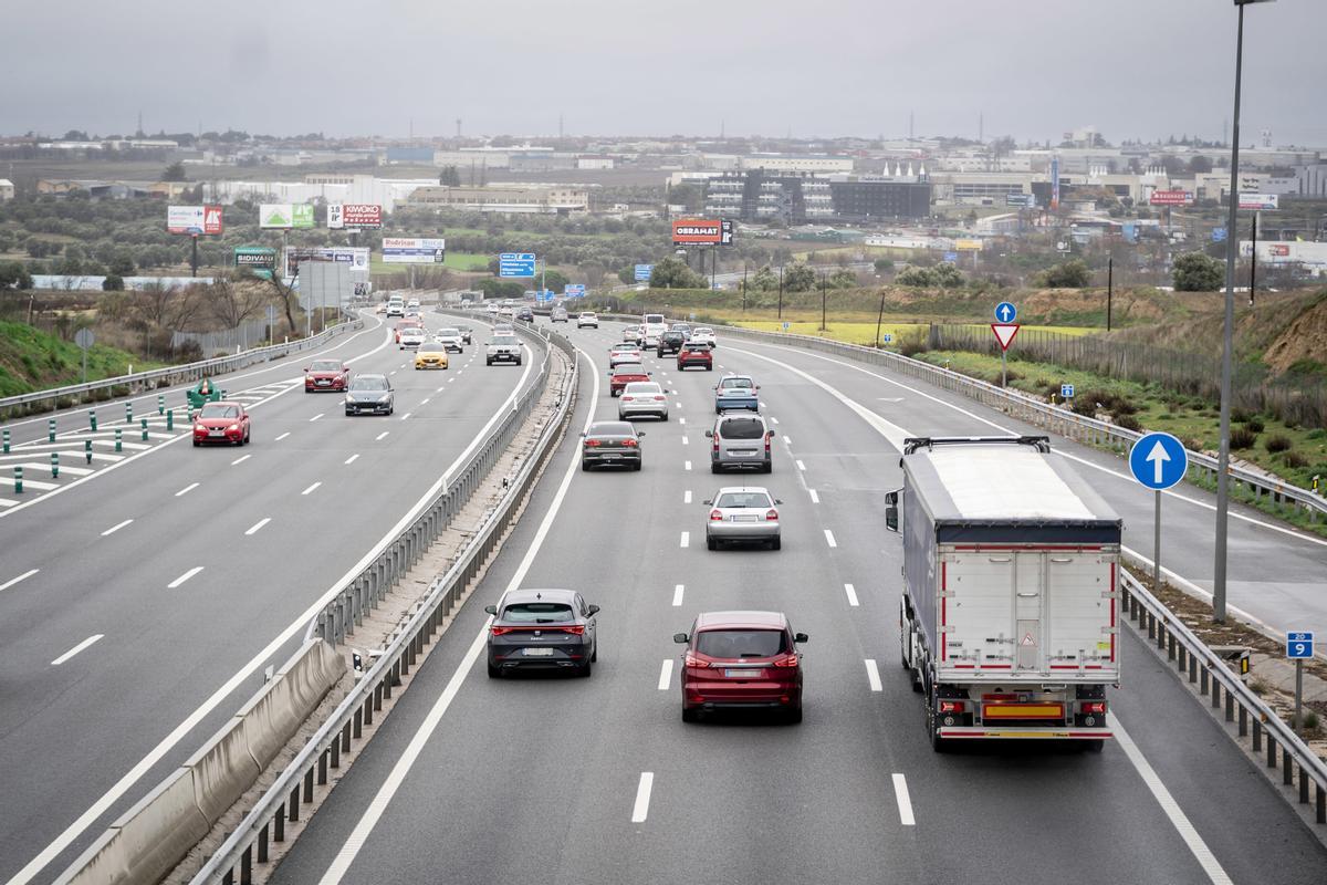 Archivo - Varios coches circulan por la autovía del Suroeste, A-5, a 8 de enero de 2023, en Madrid (España). En el dispositivo de tráfico para la tercera y última fase de la operación especial de la Dirección General de Tráfico de Navidad se esperan que e