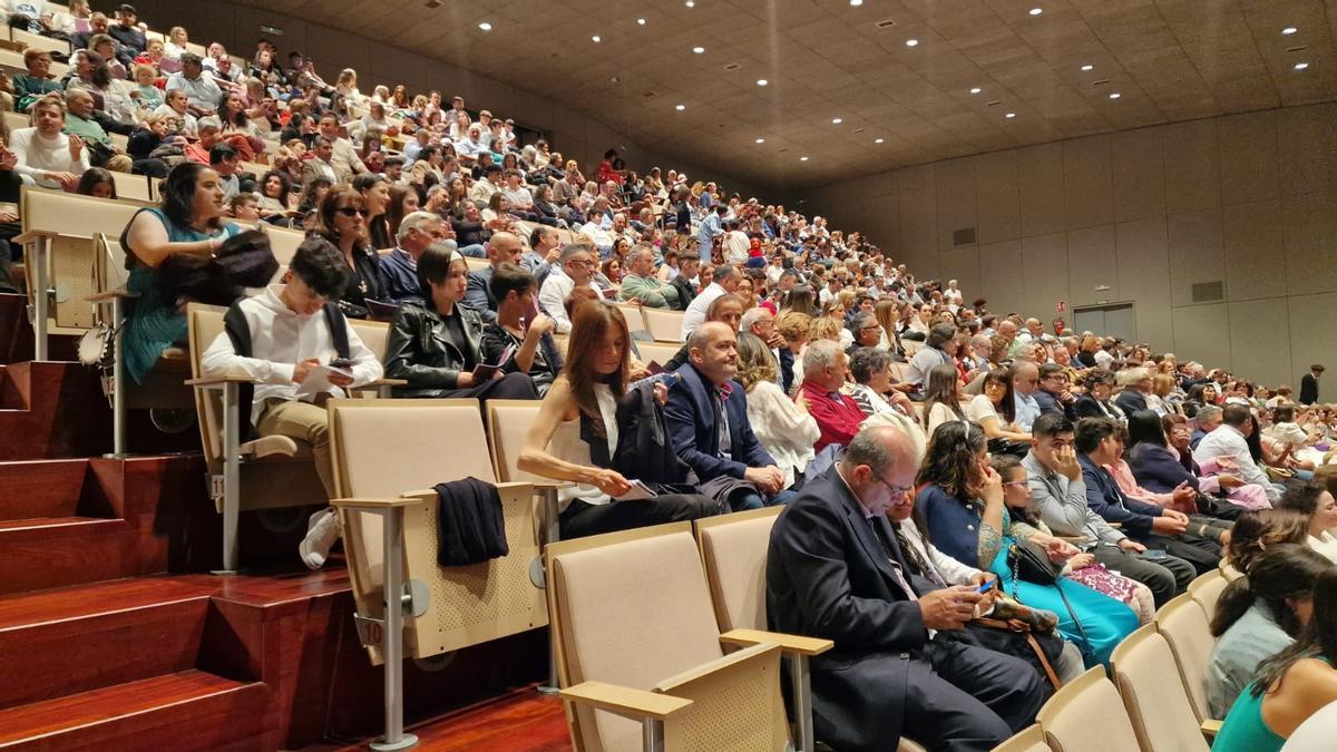 Asistentes a la fiesta de graduación del IES Castro Alobre, en el Auditorio Municipal de Vilagarcía. | // M. MÉNDEZ