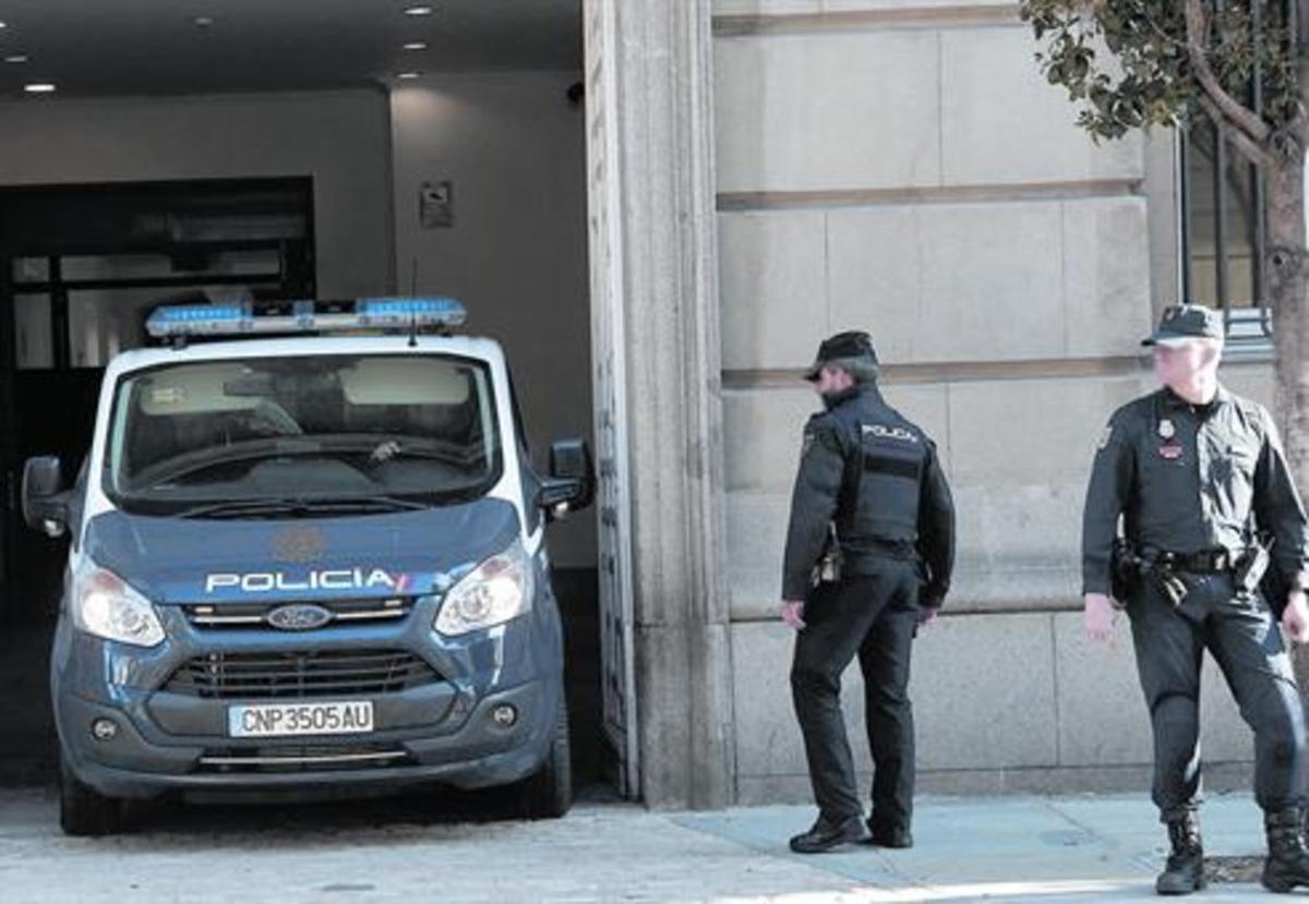 Llegada al Supremo del furgón policial con los ’exconsellers’ Joaquim Forn, Josep Rull y Raül Romeva el pasado mes de abril.