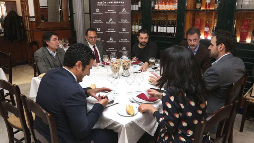 Imagen de la tertulia de La Opinión, con expertos del sector, celebrada en el restaurante Cantarrana.
