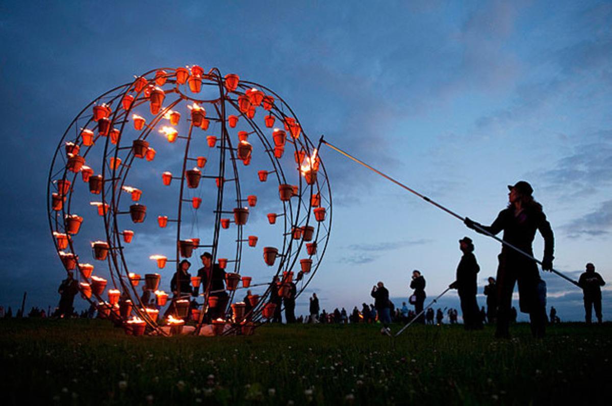 La Compagnie Carabosse encén una estructura esfèrica a Stonehenge (Anglaterra), durant un festival cultural amb motiu dels Jocs.