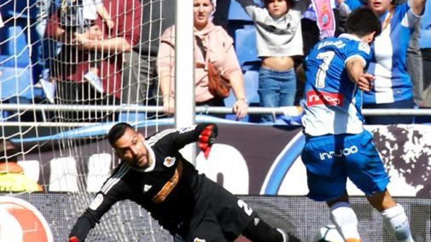 Gerard Moreno, en el moment de superar Moyá i anotar el 2-1 final