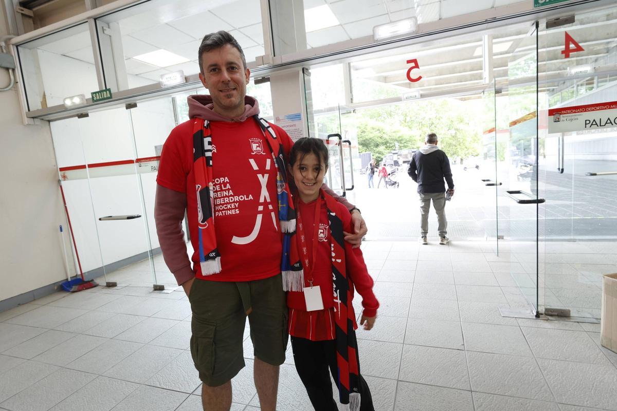 Martín y Martina Gómez, en las puertas de acceso del Palacio de los Deportes de La Guía.