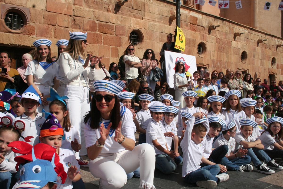 Marineros y pescaditos desfilaban al ritmo de la canción de los Beatles, ‘Yellow Submarine’.