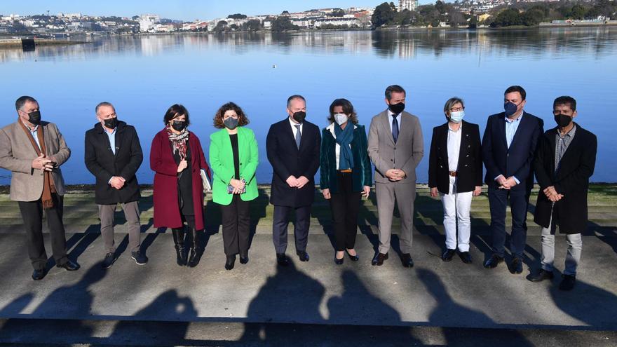 Visita oficial de autoridades con motivo de las obras de dragado de la ría de O Burgo.