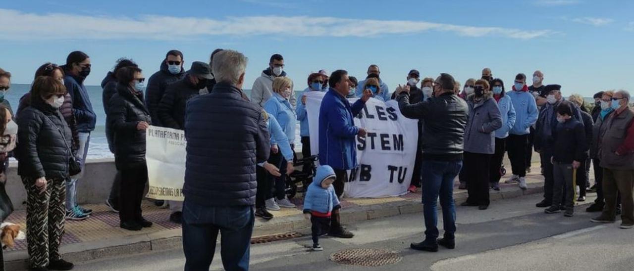 Protesta de la plataforma cullerense junto al mar. | LEVANTE-EMV