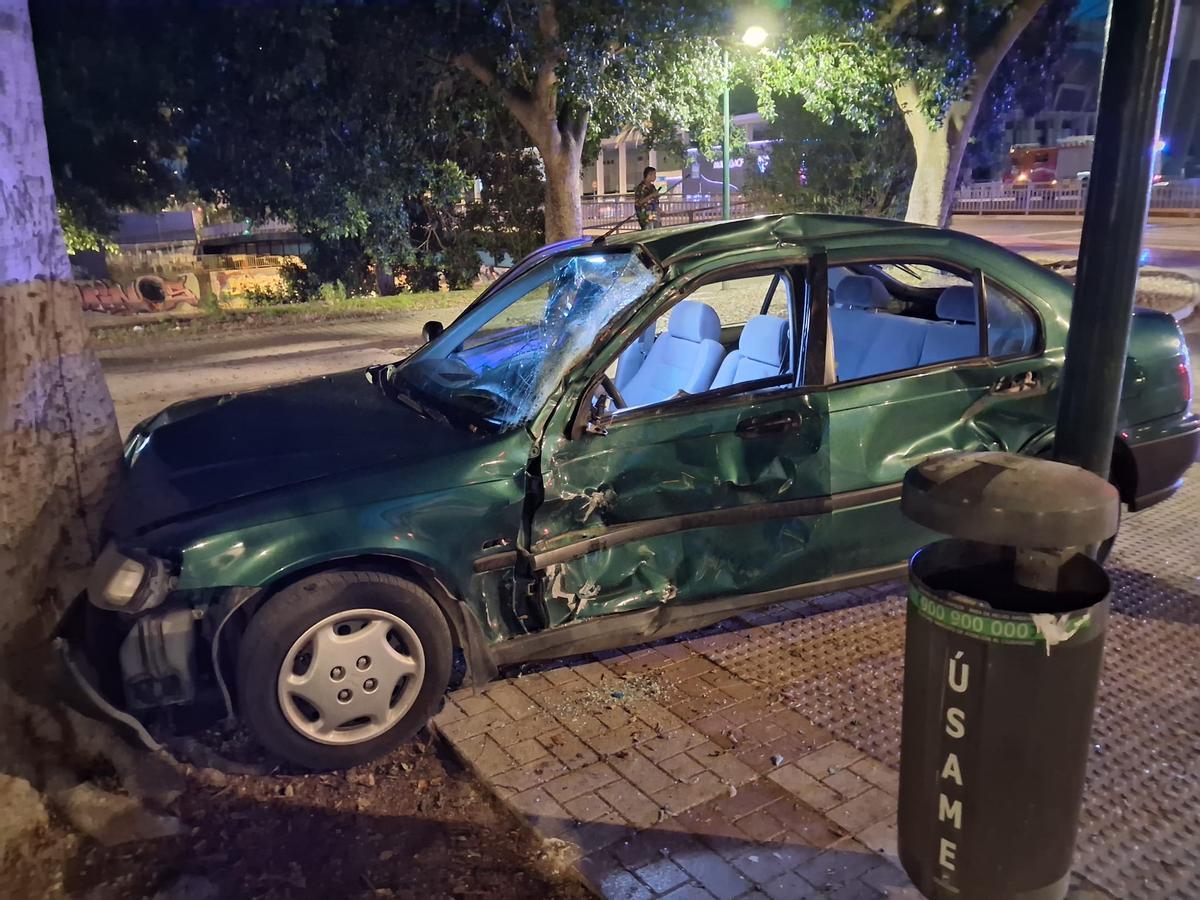 Estado en el el que ha quedado el turismo tras el accidente.