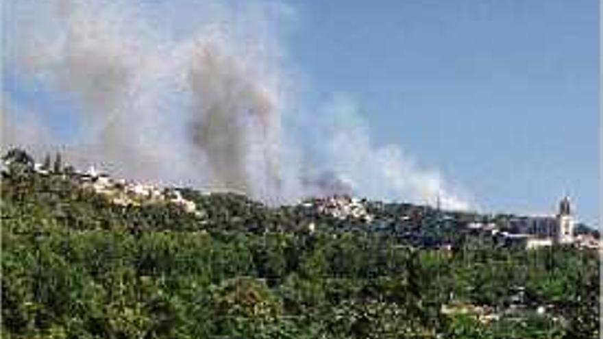 Imatge de l&#039;incendi a la zona de les Pedreres a Girona