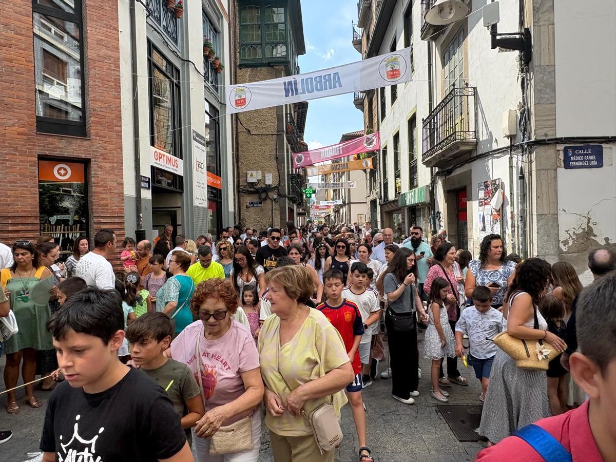 Cangas se rinde a sus gigantes y cabezudos