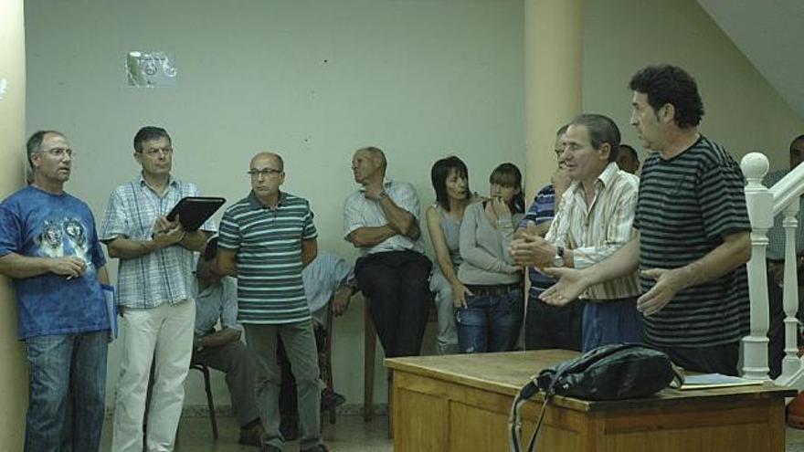 El responsable de los promotores, Enrique Matorra (derecha) junto al alcalde, explica la iniciativa.