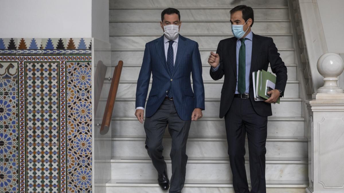 El presidente de la Junta de Andalucía, Juanma Moreno (i), junto al portavoz del grupo parlamentario popular, José Antonio Nieto (d), en el Parlamento en una imagen de archivo