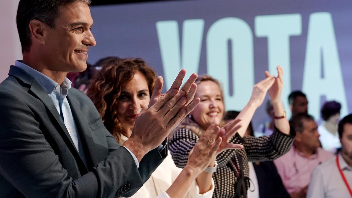 Nadia Calviño, junto a María Jesús Montero y Pedro Sánchez.