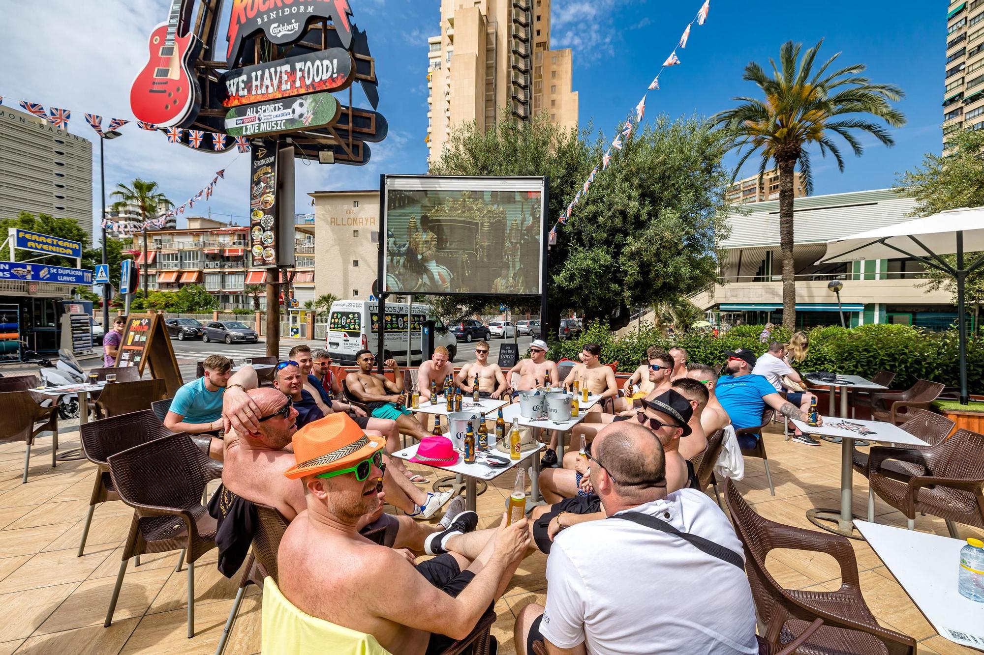 Las calles y terrazas de Benidorm llenas para celebrar la coronación de Carlos III