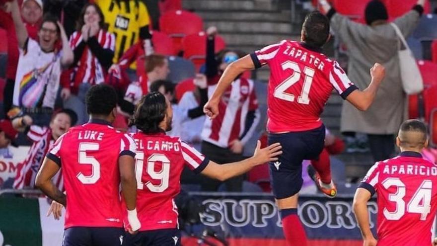 Zapater celebra un gol seguido por sus compñaeros en el Ottawa.