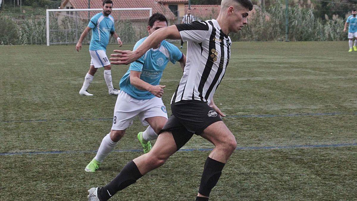 Un partido de la última temporada del Bueu en el campo de A Graña.