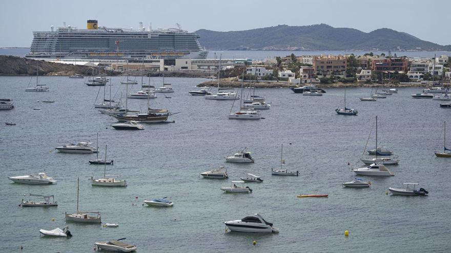 Decenas de barcos fondeados en la bahía de Talamanca en agosto de 2022.