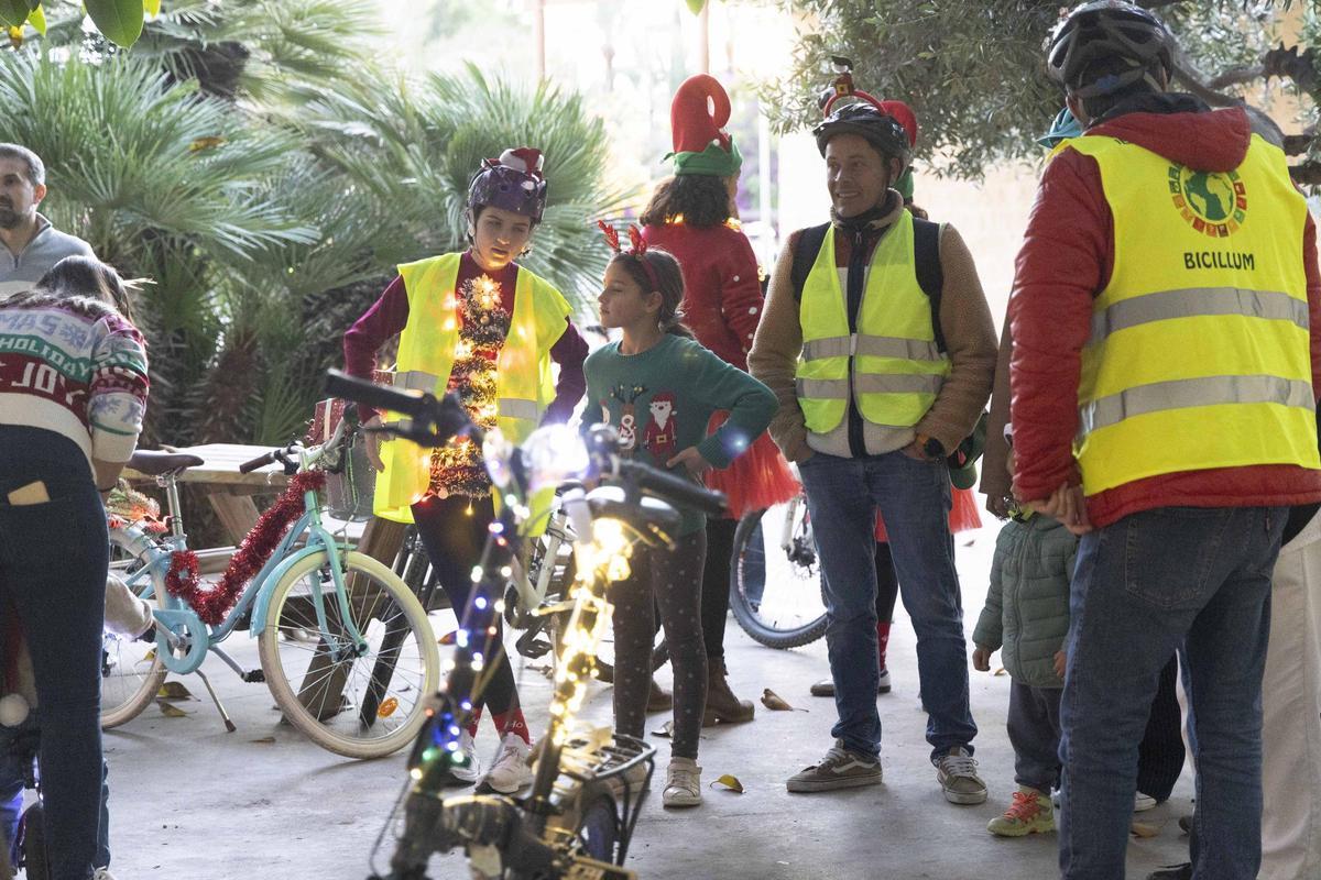 El "Bicillum" toma las calles de Elche una nueva Navidad El "Bicillum" toma las calles de Elche una nueva Navidad