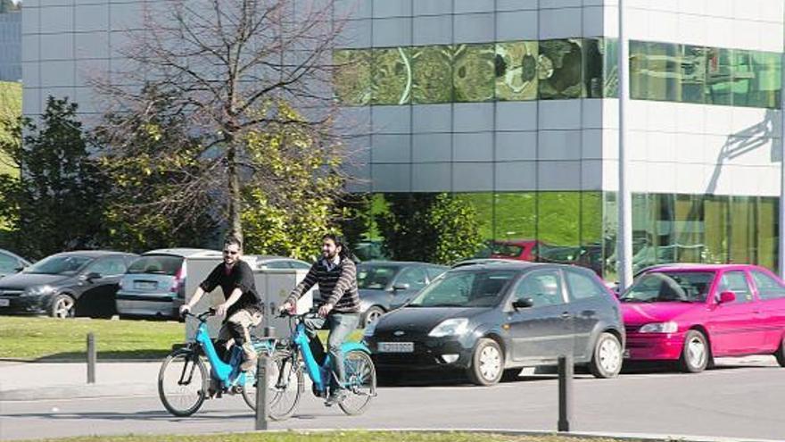 Ciclistas y vehículos estacionados, en el Parque Tecnológico de Gijón, en una imagen de archivo.