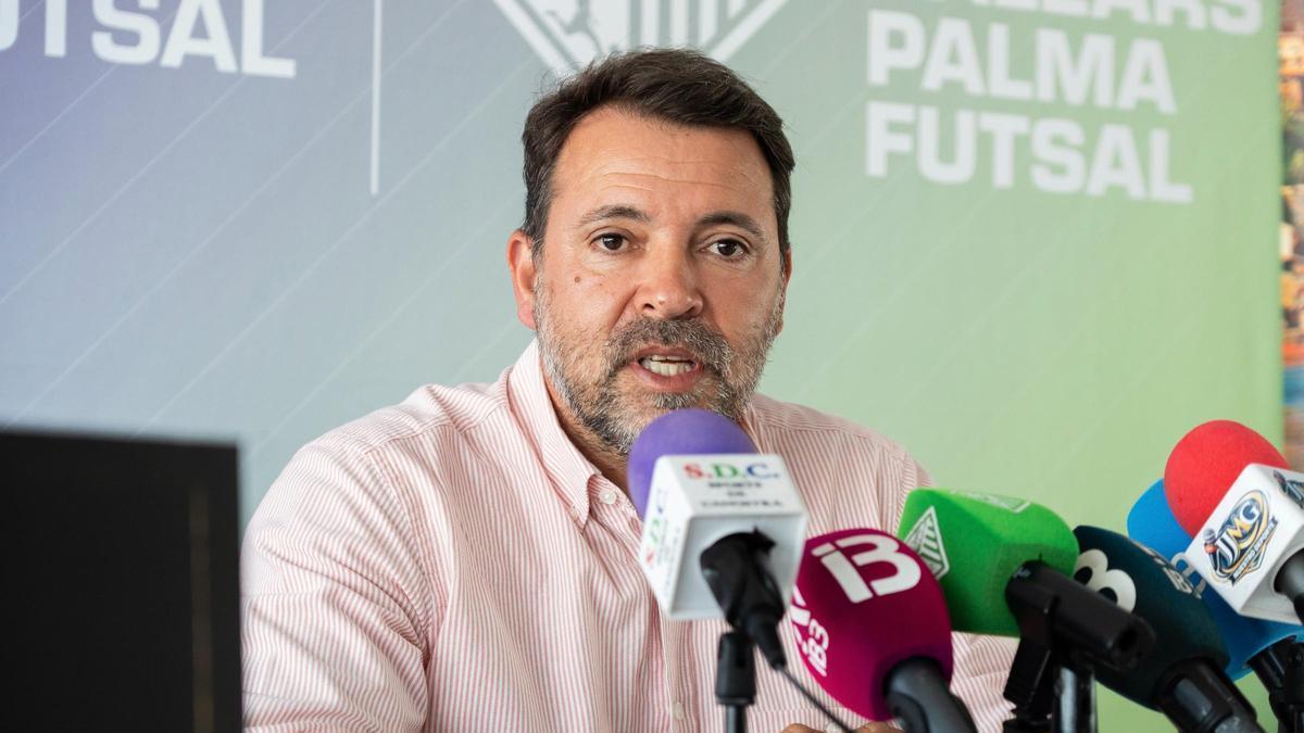 El presidente del Palma Futsal, José Tirado, durante una rueda de prensa reciente.