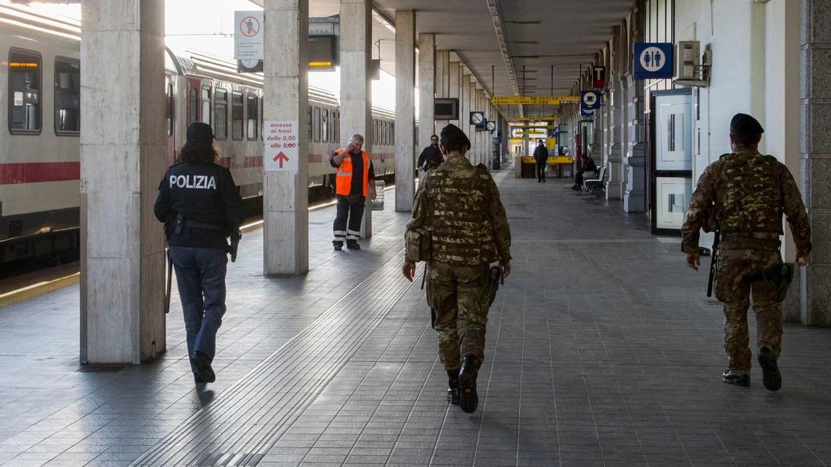 La policía italiana patrulla en la estación de Rimini (Italia).