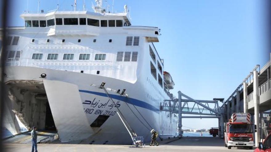 El ferry de la ruta de Marsella a Argelia atracado en el puerto.