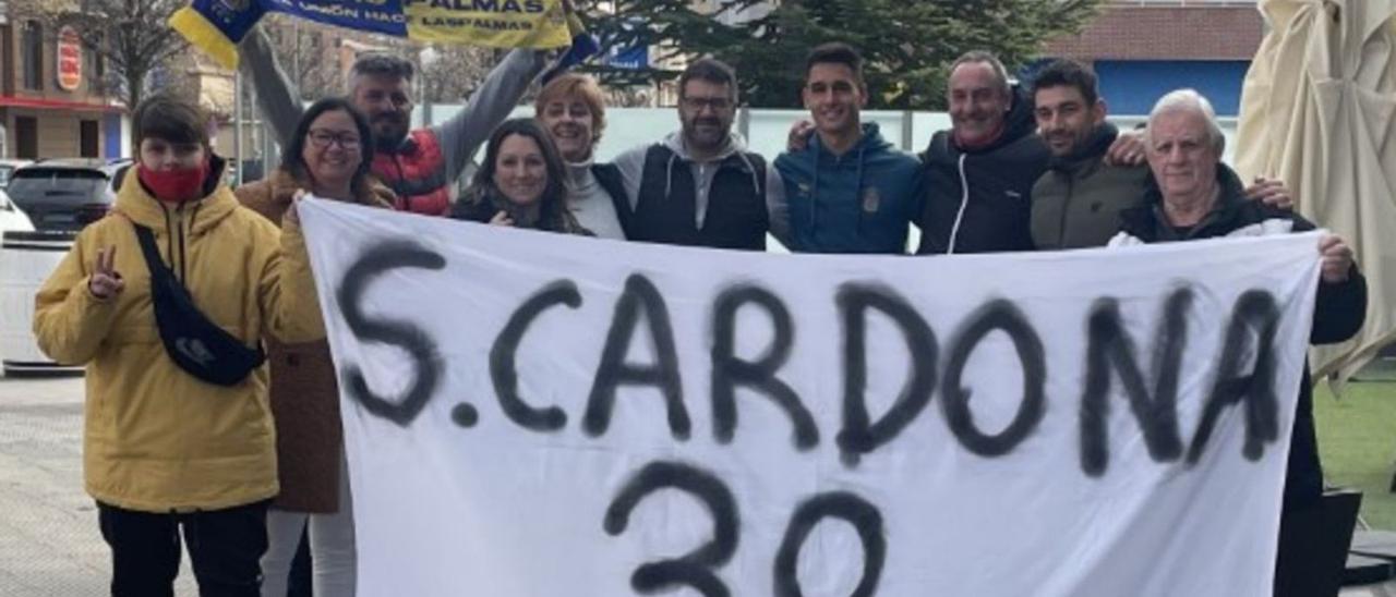 Familiares de Sergi Cardona –el jugador, en el centro con chándal– a las afueras del hotel de la UD en Huesca. | | LP/DLP