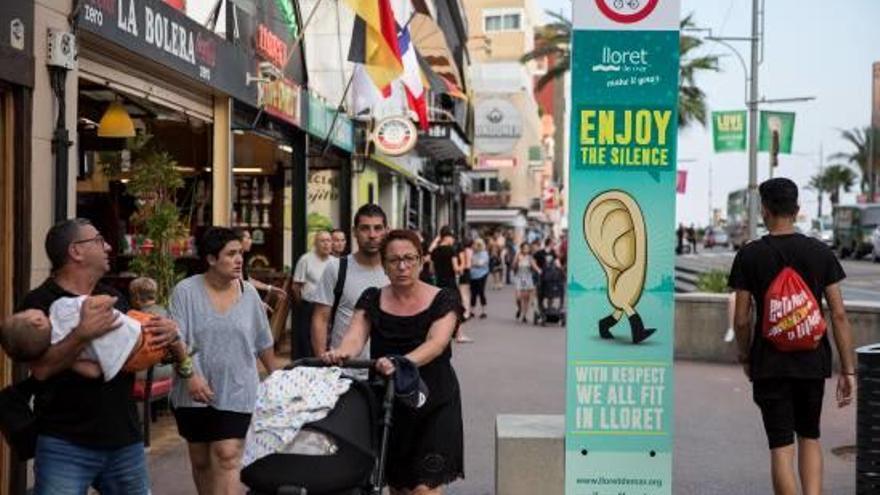 Alguns dels blocs o tòtems de seguretat fan de suport dels cartells de la campanya de civisme.