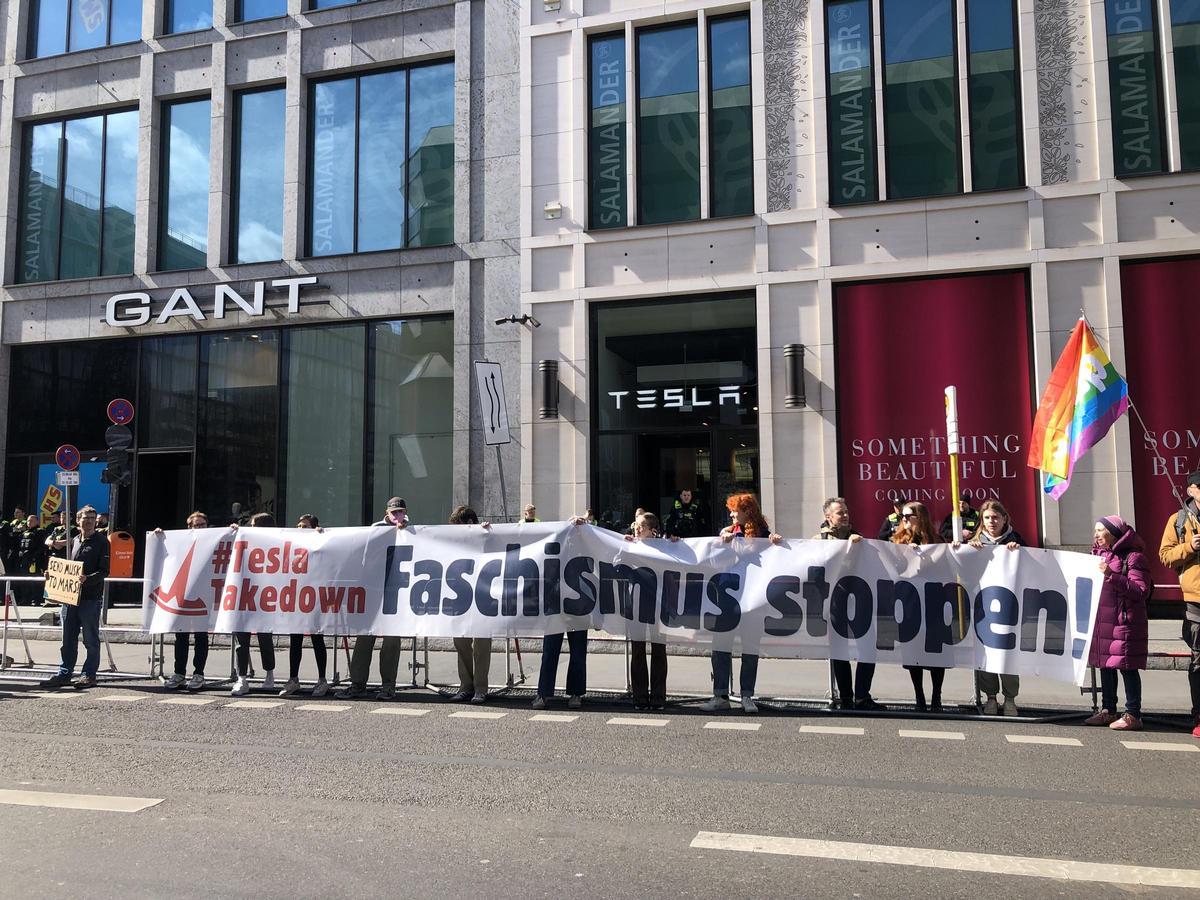 Protesta frente el concesionario de Tesla en el centro de Berlín.