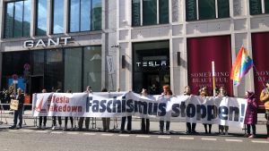 Protesta frente el concesionario de Tesla en el centro de Berlín.