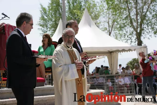 Ofrenda de flores en Caravaca: imposición de cruces