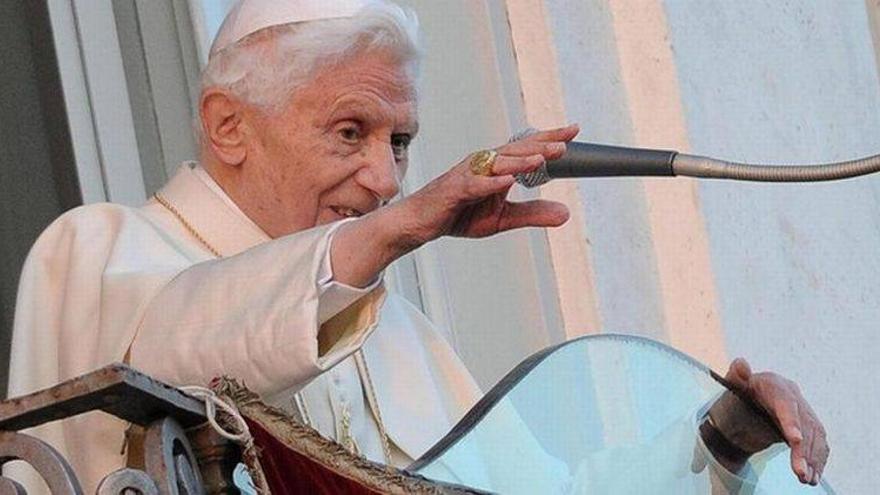 Benedicto XVI dice que no renunció por presiones de la Curia romana