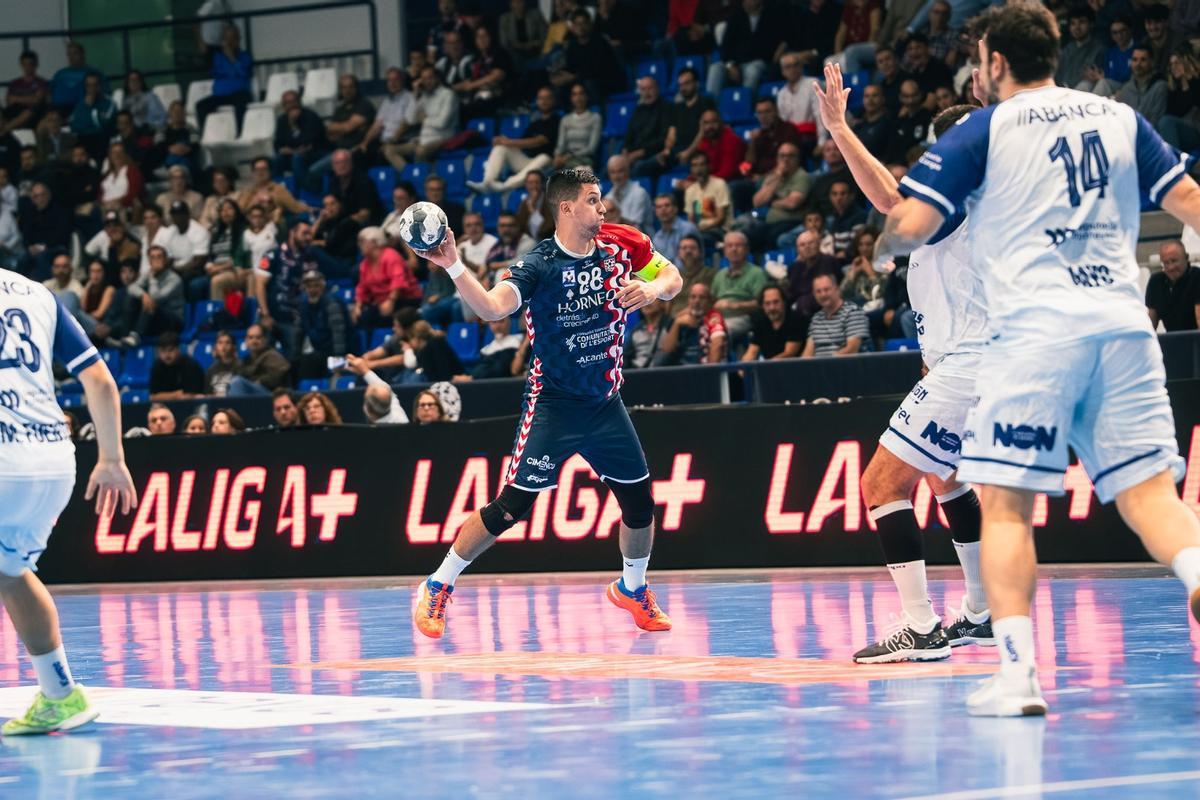 Darko Dimitrieveski, en una acción del partido del pasado viernes contra el Frigoríficos del Morrazo.