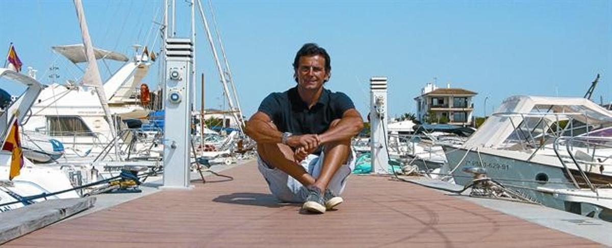 Martínez de la Rosa posa assegut al pantalàde Porto Colom abans de sortir cap a Spa. Martínez de la Rosa posa assegut al pantalàde Porto Colom abans de sortir cap a Spa.