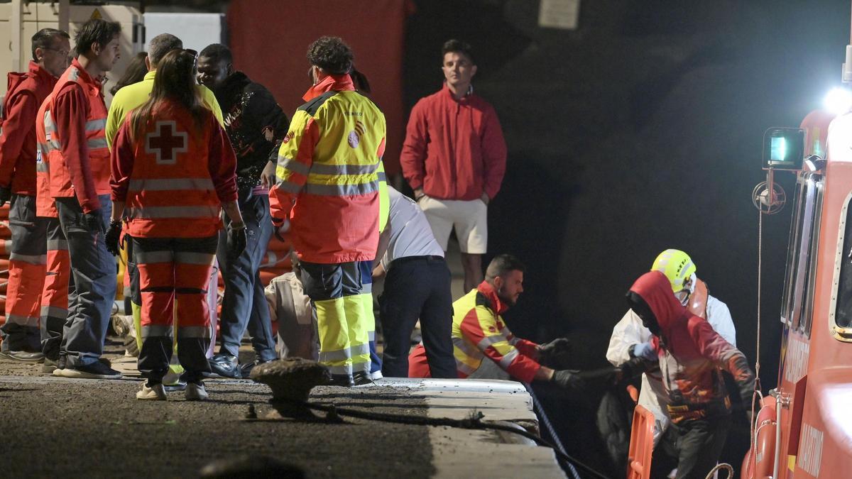 Personas migrantes en su llegada a El Hierro tras ser auxiliadas por Salvamento Marítimo.
