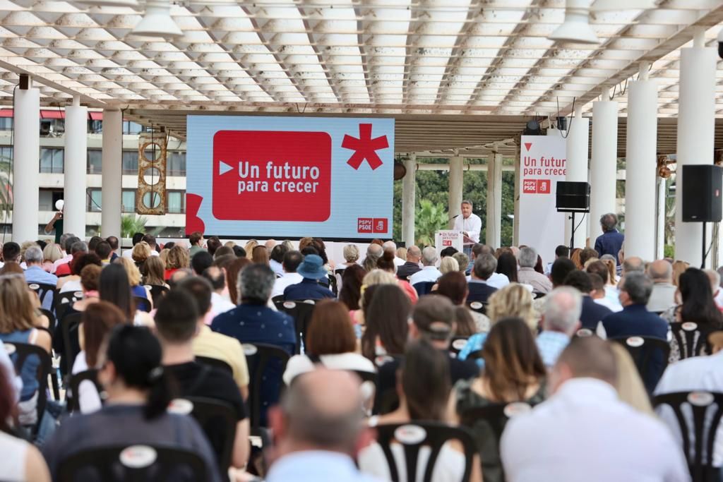 Ximo Puig celebra un acto en Alicante por el segundo año de mandato bajo el lema "Un futuro para crecer"