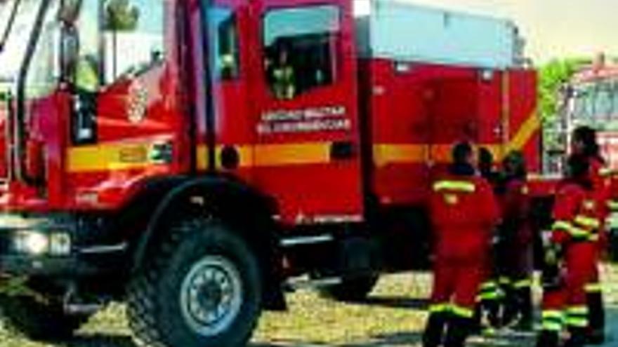 Un incendio obliga a desalojar casas y un albergue en la localidad de Acebo