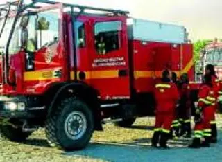 Un incendio obliga a desalojar casas y un albergue en la localidad de Acebo